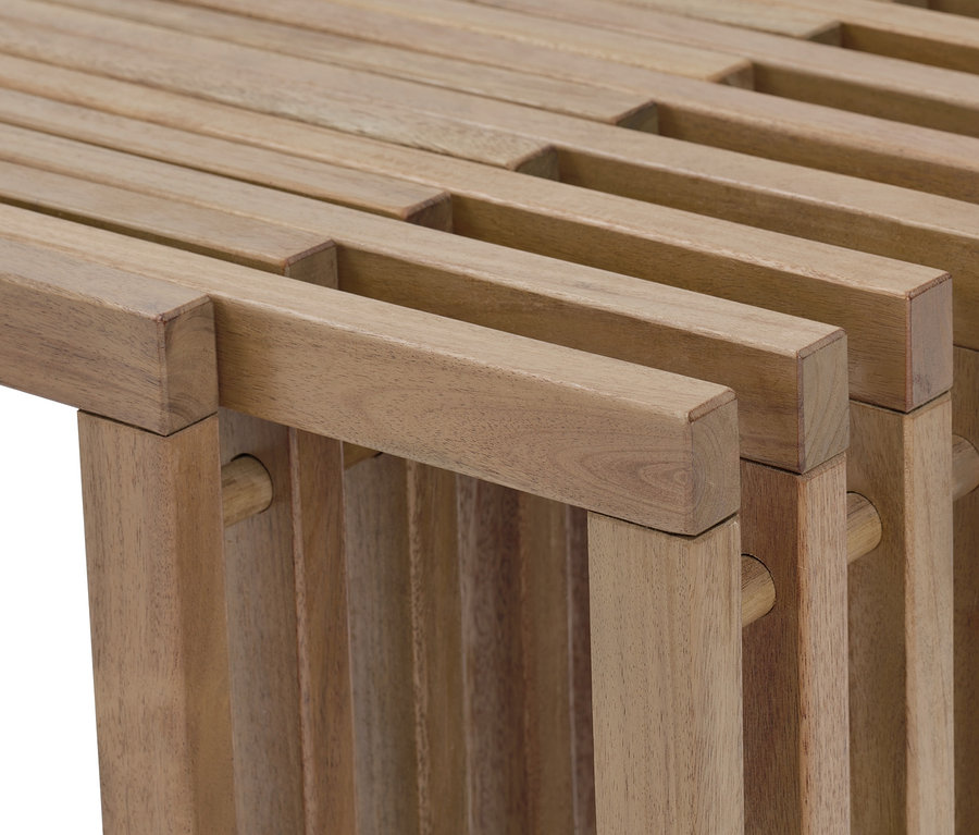 Detailansicht einer Ausziehbank aus Akazienholz.