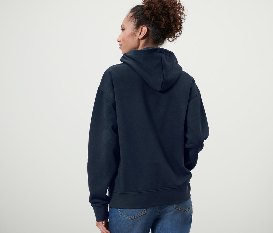 Frau trägt einen dunkelblauen Hoodie.