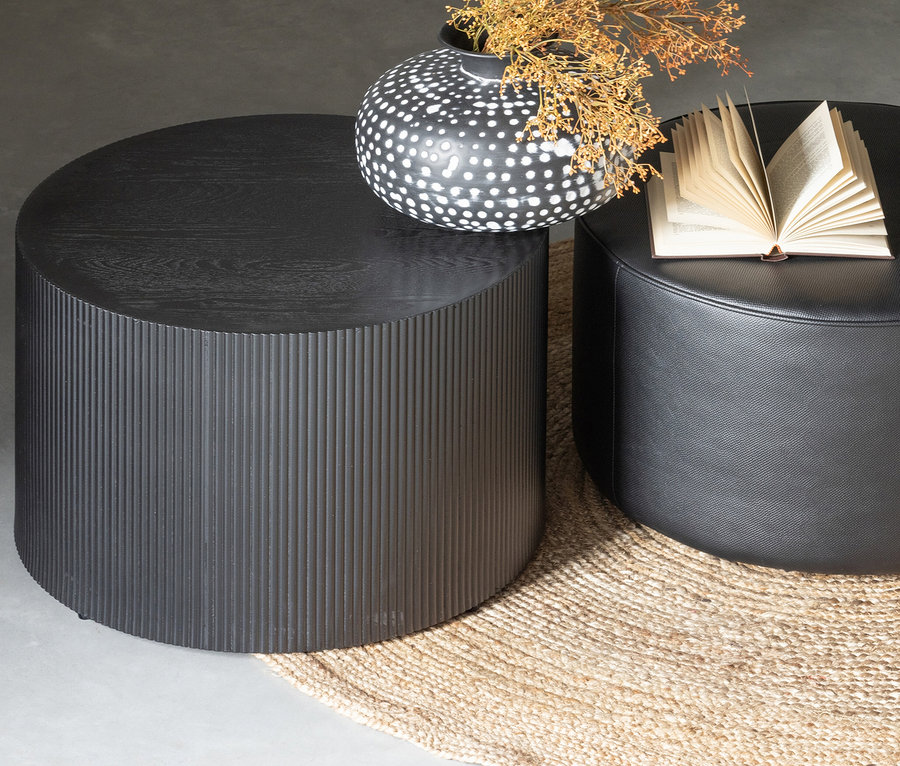 Schwarzer Tisch mit Vase und Buch auf dem naturfarbenen Woood Teppich »Ross« 150 cm.