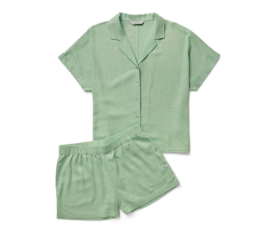 Ein grünes Shorty-Pyjama-Set liegt auf einem weißen Hintergrund.
