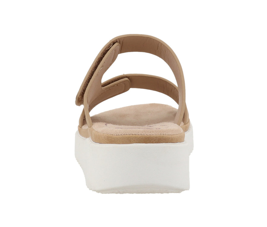 Rückansicht einer Romika Sandale aus PU in Sandfarbe mit einer weißen Plateausohle.