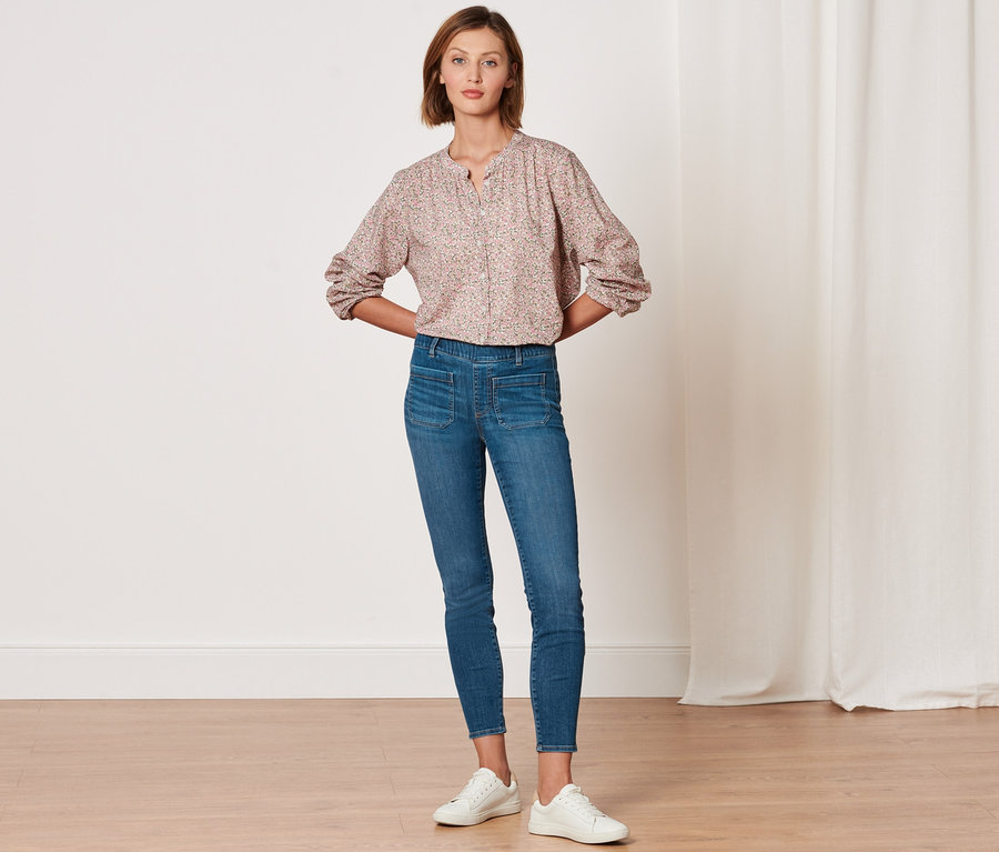 Eine Frau posiert in Treggings »Fit Nelly« und einer gemusterten Bluse.