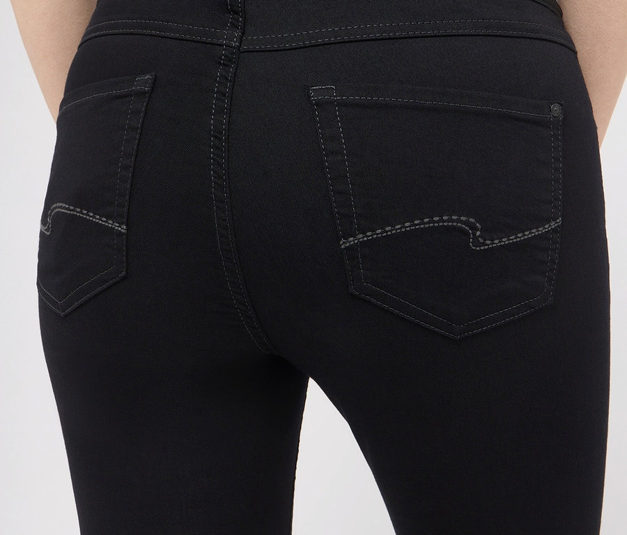 Detailansicht der Rückseite einer schwarzen Damen-Jeans.