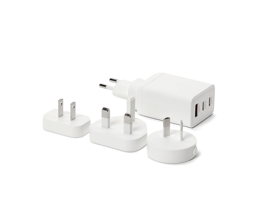 Ein Set von weißen USB-Reiseadaptern.