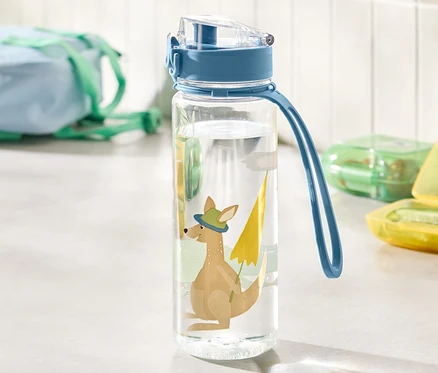 Eine durchsichtige Trinkflasche mit Känguru-Aufdruck, blauem Deckel und Halteband.