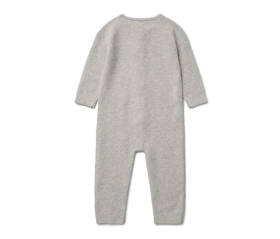 Ein grauer Baby-Strickoverall liegt auf einem weißen Hintergrund.