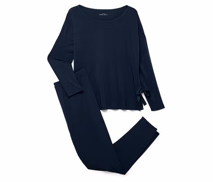 Ein marineblauer Pyjama-Set mit langen Ärmeln und Hosen.