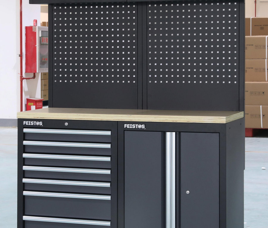 Ein schwarzer Feistos Apollo 5 Werkzeugschrank mit einer hölzernen Arbeitsplatte und einer Lochwand.