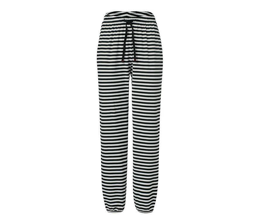 Eine Pyjamahose mit schwarzen und weißen Streifen.
