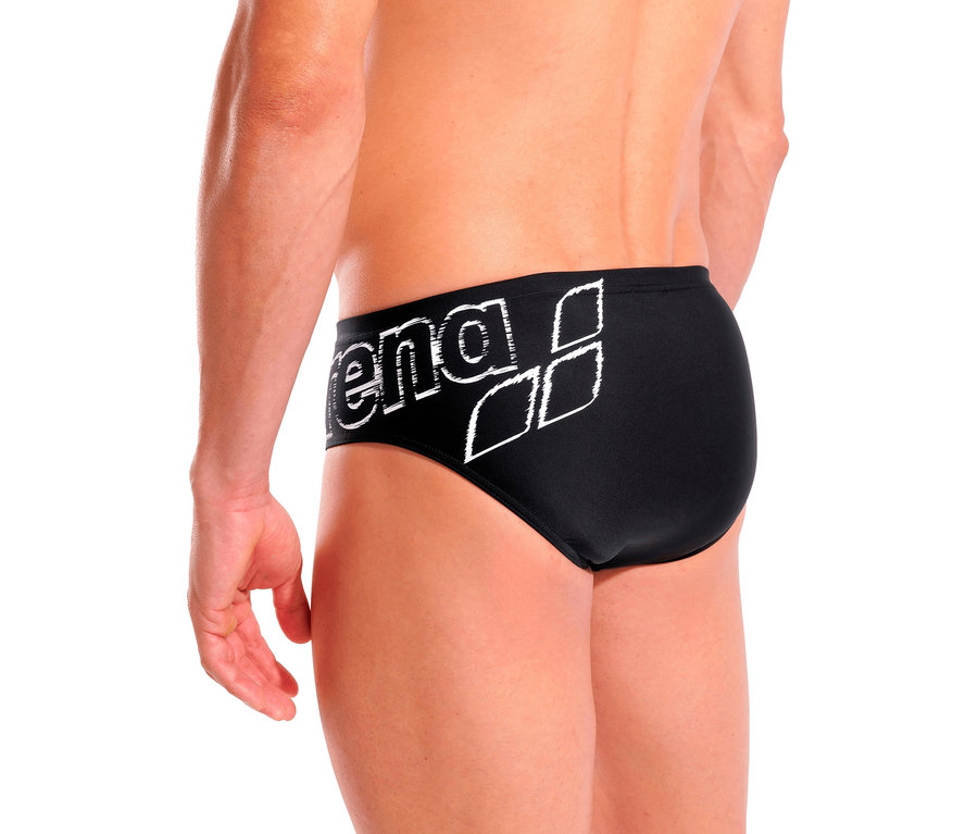 Mann posiert in arena Badehosen-Slip Scratchy, schwarz.