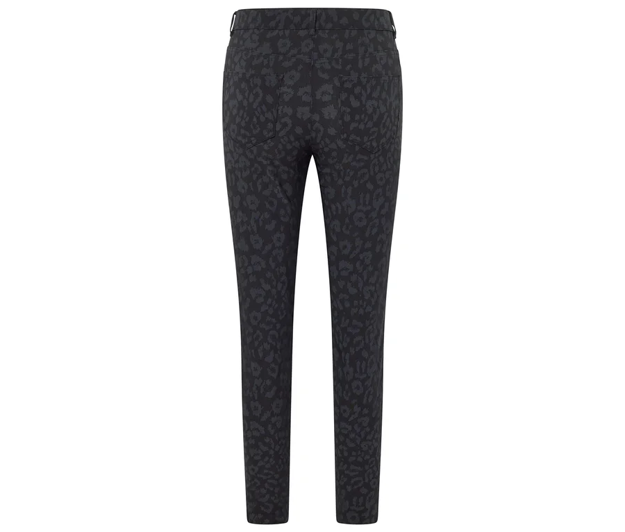 Schwarze Hose mit Tiermuster von hinten.