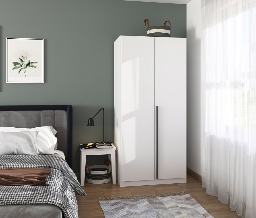 Schlafzimmer mit Bett, Nachttisch und weißem Schrank.