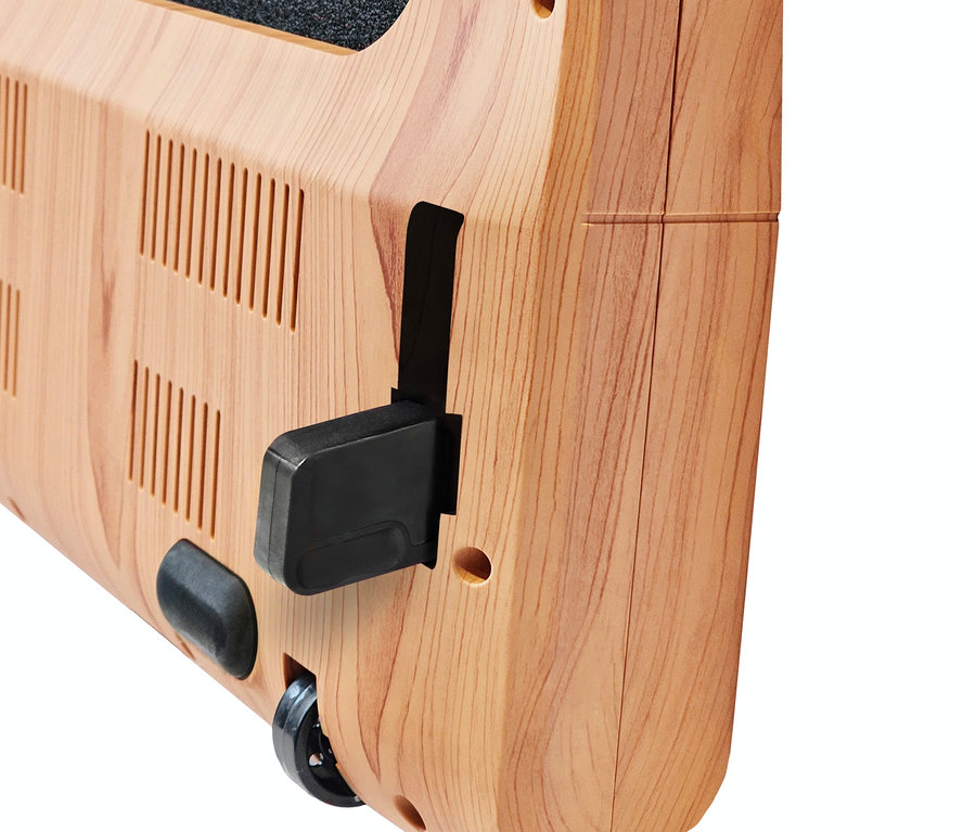 Detailansicht eines Walking-Pad »4.2 Holzoptik« mit schwarzem Schalter und Rädern.