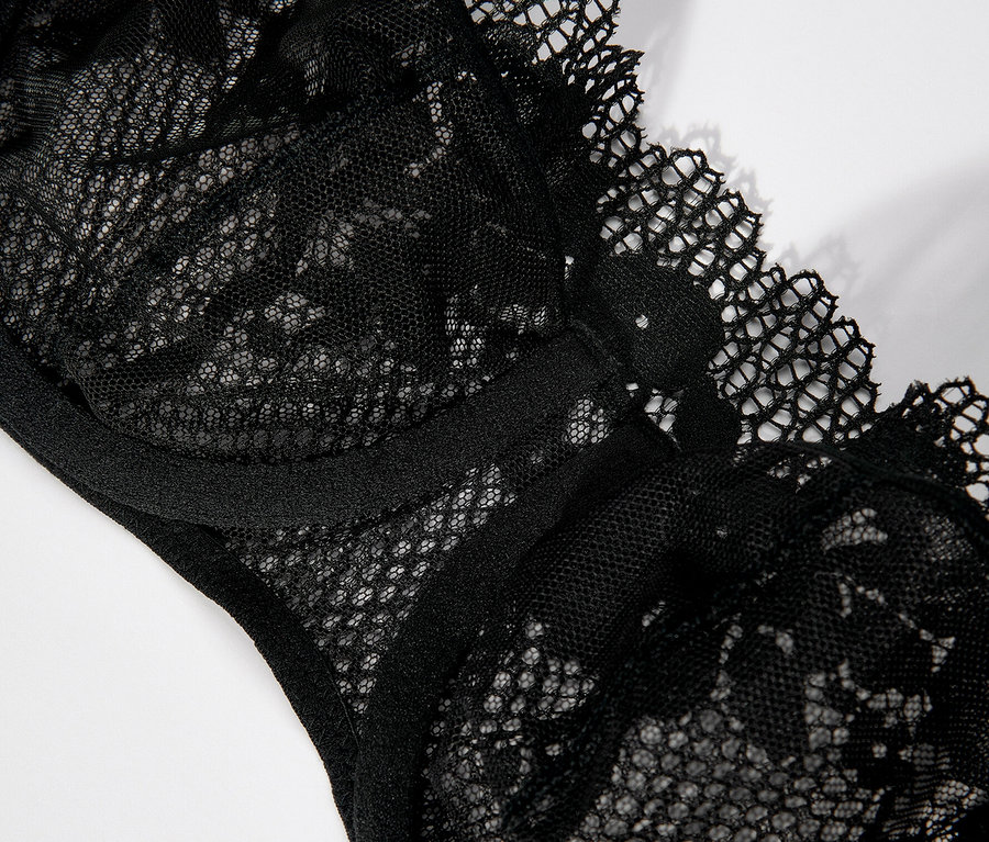Detailansicht eines schwarzen Passionata Bandeau-BHs mit Spitze »Nina«.