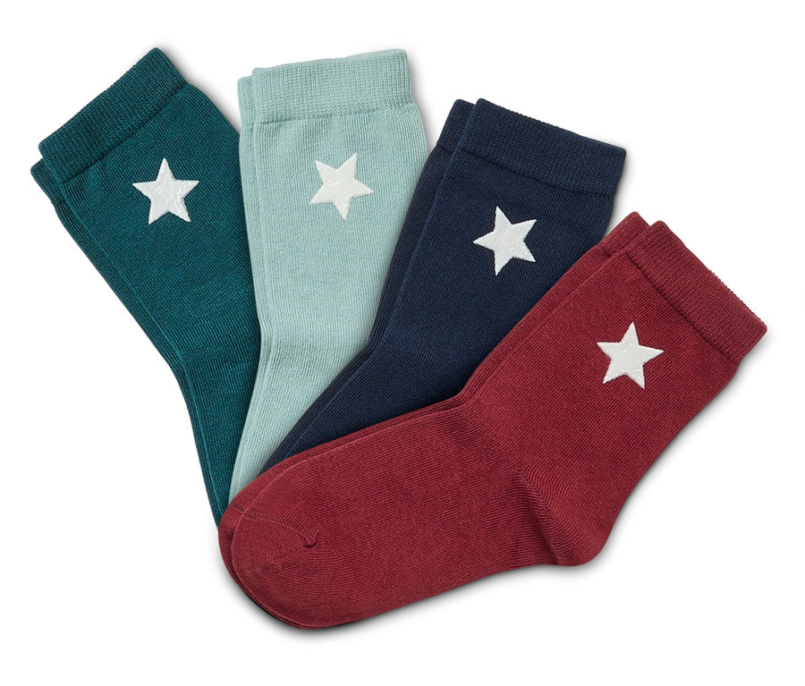 Vier Paar Socken mit Stern in Grün-, Blau- und Rottönen.