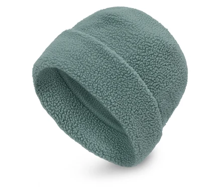 Eine blaugrüne Fleece-Beanie-Mütze auf weißem Hintergrund.