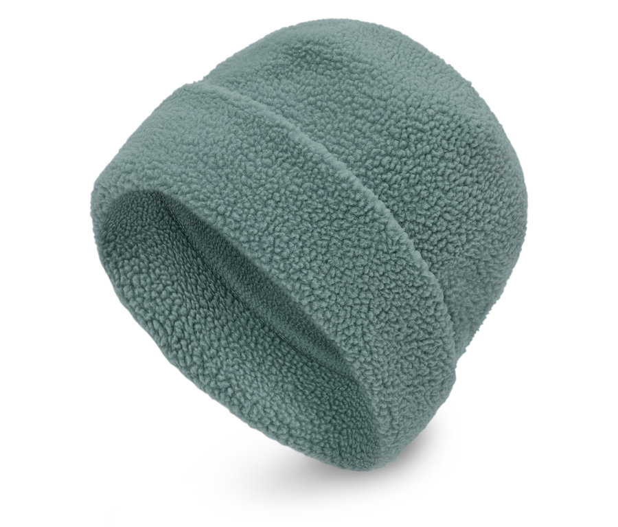 Eine blaugrüne Fleece-Beanie-Mütze auf weißem Hintergrund.
