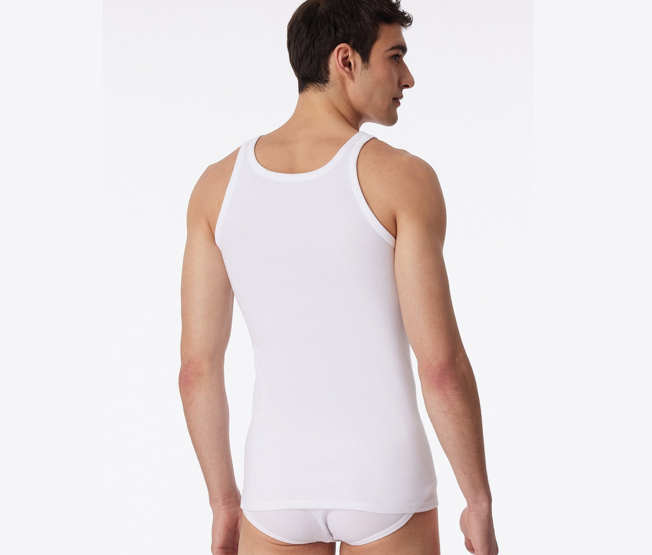 Mann von hinten trägt ein weißes SCHIESSER Feinripp-Unterhemd, 2 Stück.