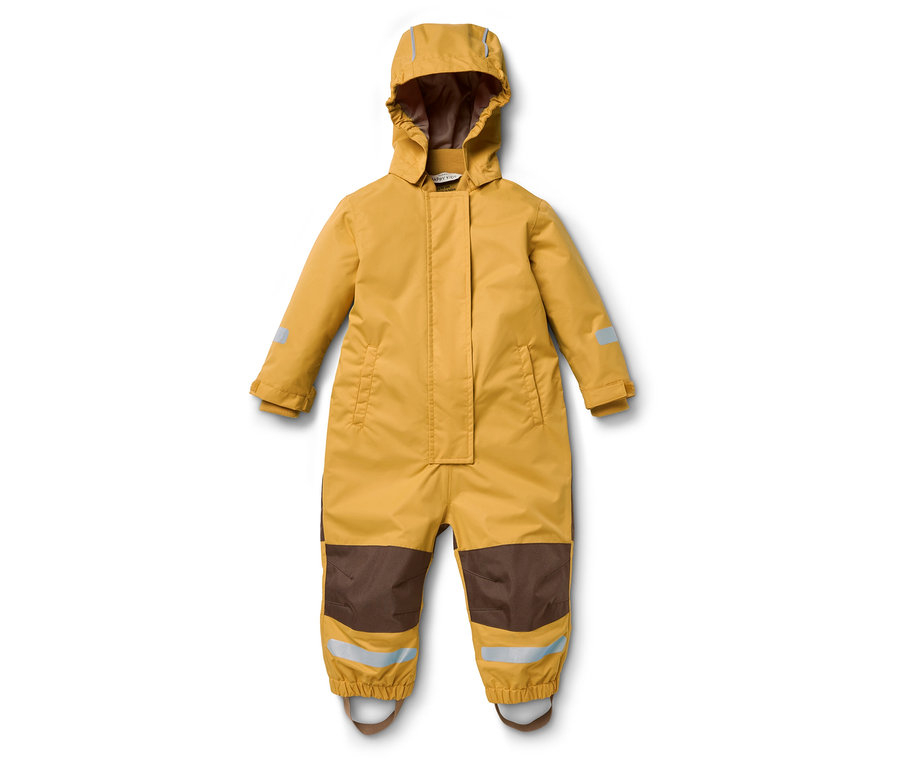 Gelber Overall mit Kapuze, braunen Details an den Hosenbeinen und reflektierenden Elementen an Ärmeln und Hosenbeinen.
