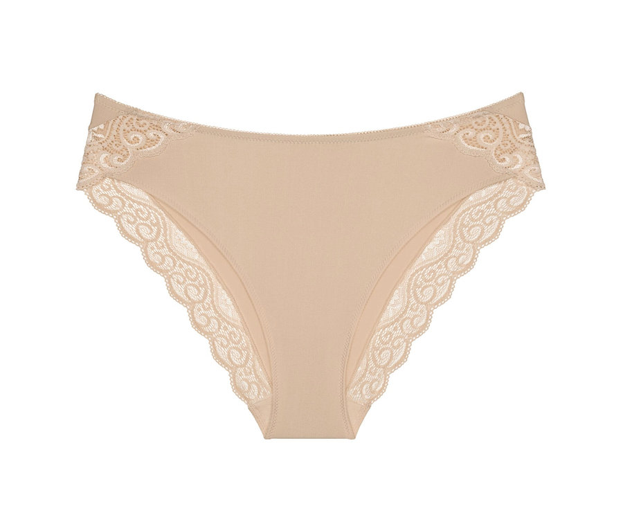 Triumph Amourette Tai Slip in Hautfarbe, mit Spitze verziert.