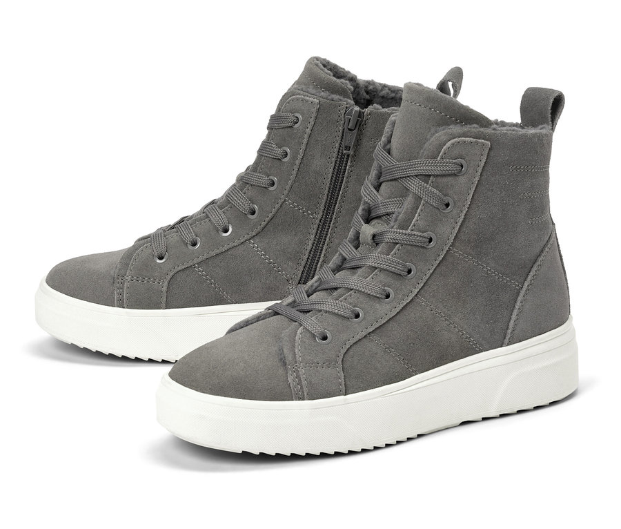 Zwei graue Stiefeletten mit weißen Sohlen.