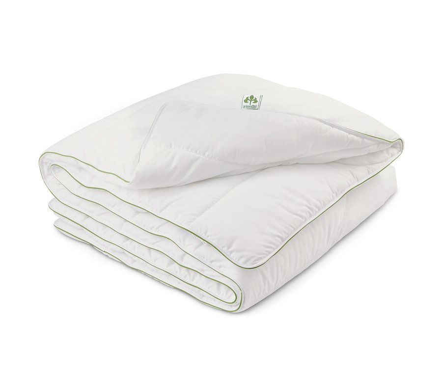 Gefaltetes, weißes irisette® greenline Duo-Steppbett mit grüner Bordüre.