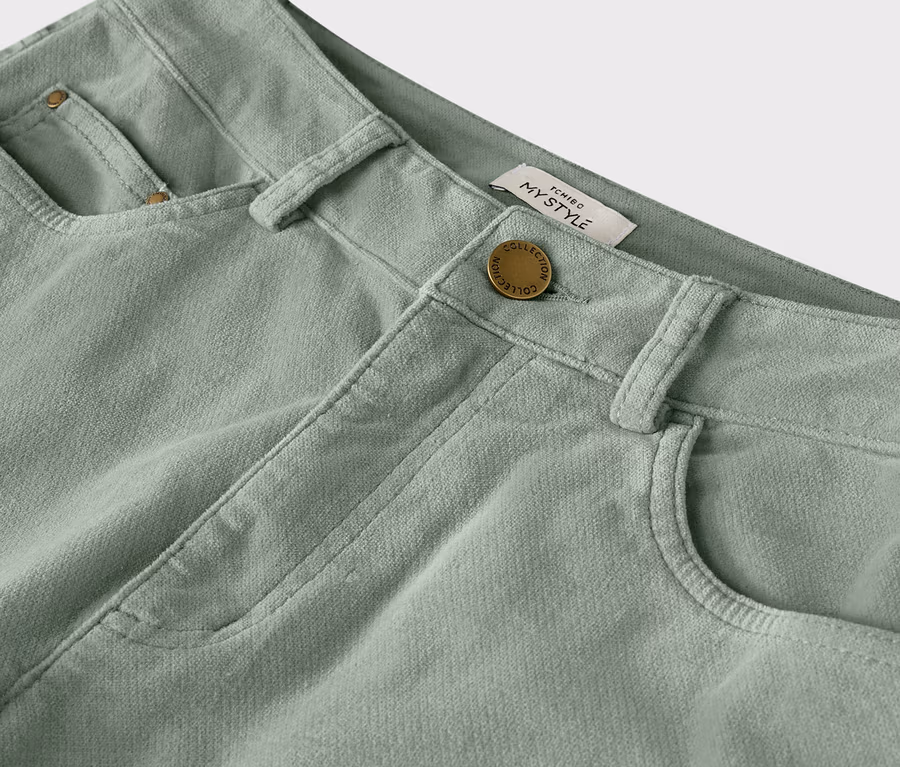 Detailaufnahme einer hellgrünen Cordhose mit Knopf und Gürtelschlaufen.