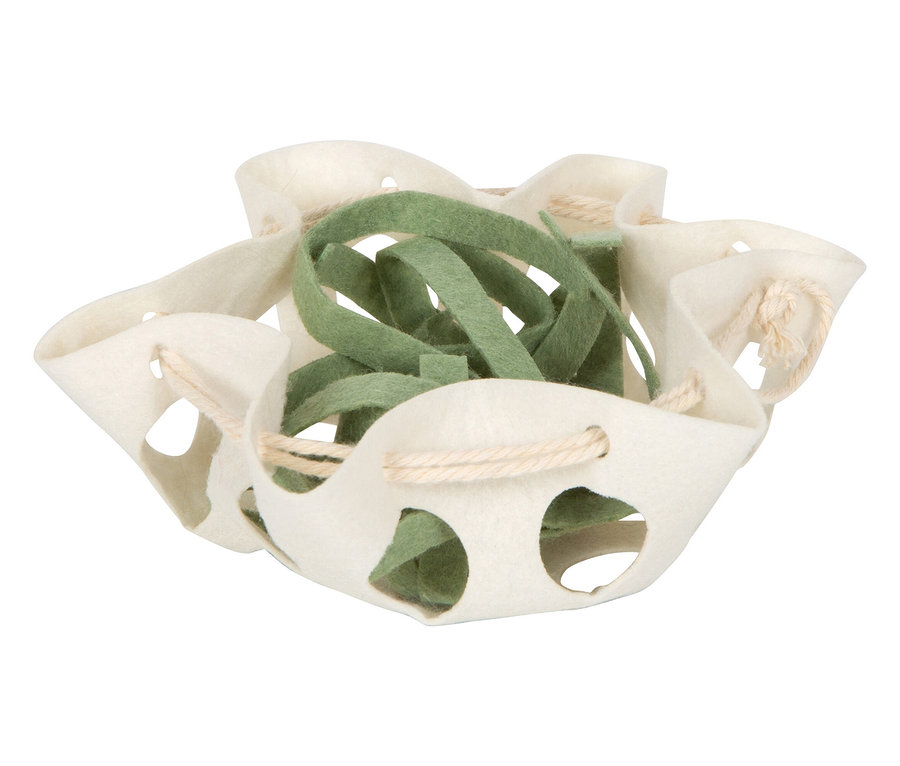 Ein weißes Spiel-Set Pferd mit Stall von Small Foot, gefüllt mit grünen Filzbändern, liegt auf einem weißen Hintergrund.