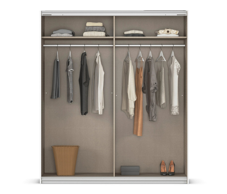 Offener, zweiteiliger Kleiderschrank mit Kleidung, Schuhen und Aufbewahrungskorb.