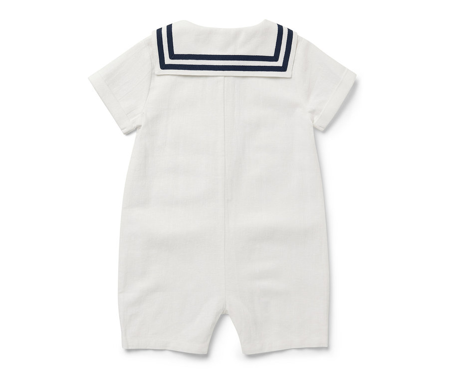 Nahaufnahme eines Baby-Matrosen-Stramplers.