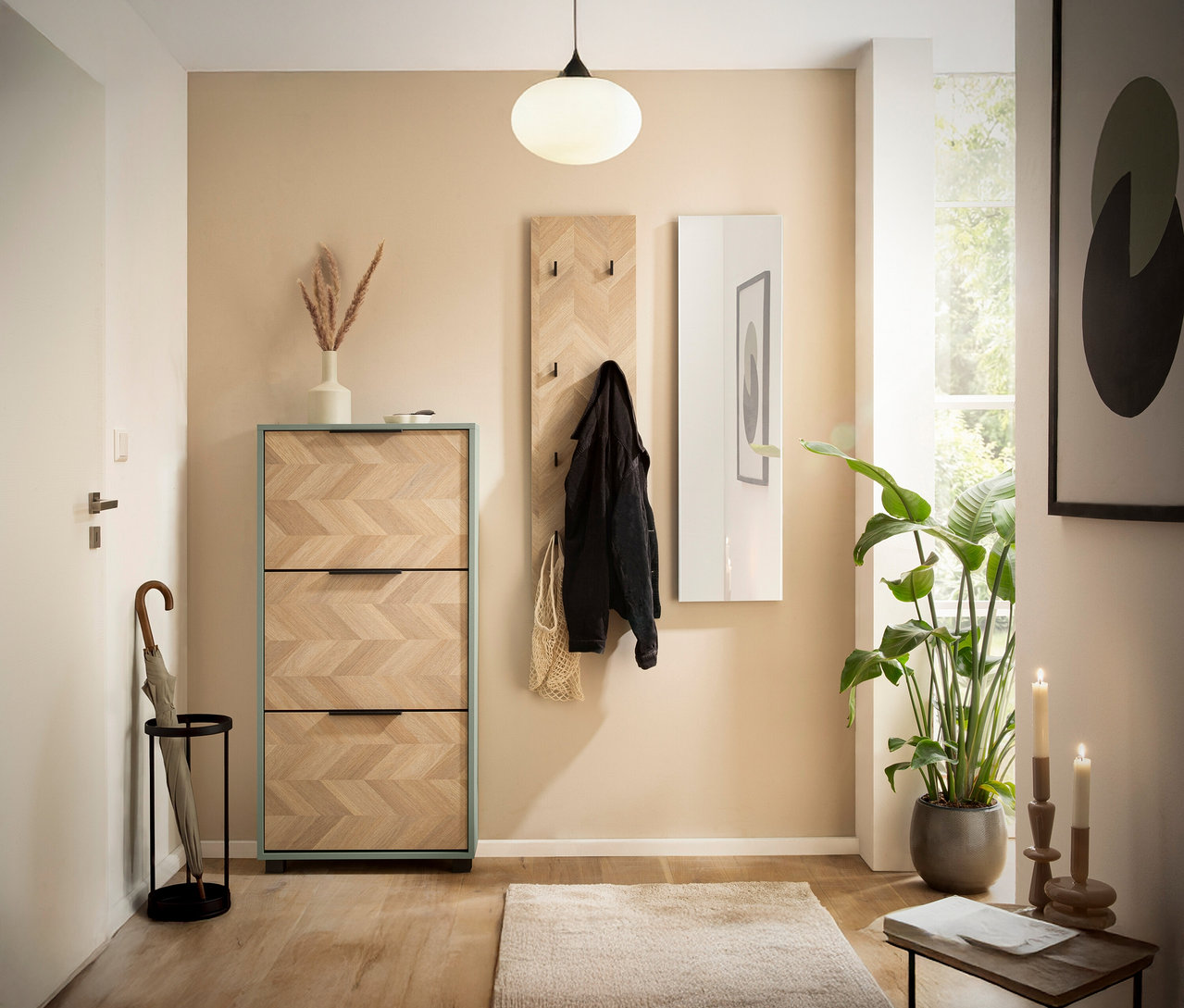 Flur mit Schuhschrank, Hakenpaneel »Piazza« Fischgräten-Dekor, Spiegel und Pflanzen.