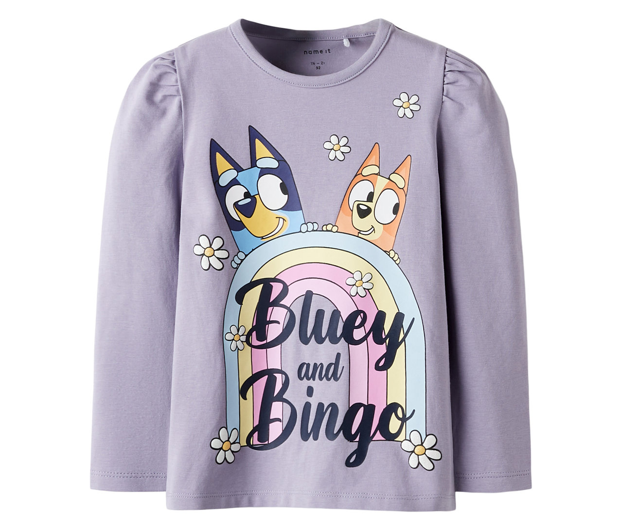 Das lila NAME IT Langarmshirt »BLUEY« zeigt Bluey und Bingo über einem Regenbogen mit Gänseblümchen.