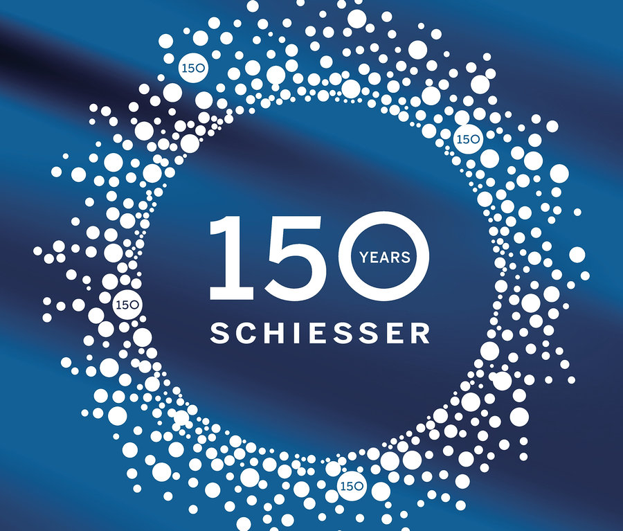 Das SCHIESSER Logo zum 150-jährigen Jubiläum auf blauem Hintergrund, umrandet von weißen Punkten.