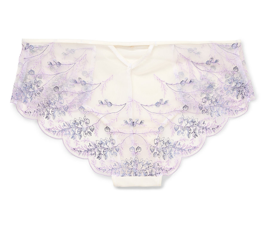 Ein cremefarbener Damenslip mit blauen Blumenstickereien liegt auf einem weißen Hintergrund.