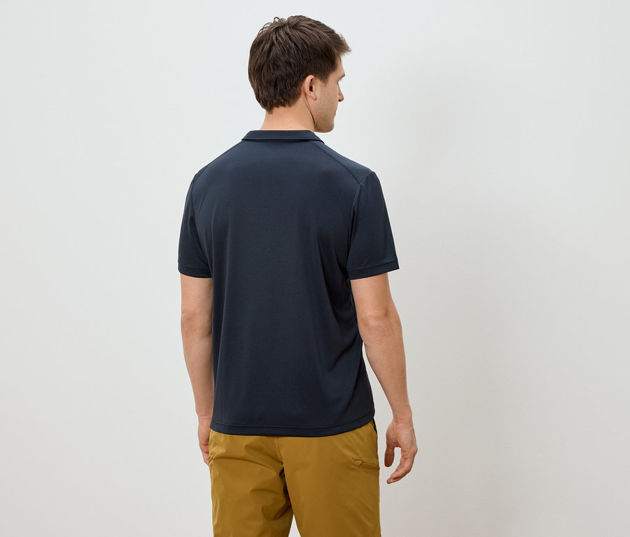 Mann von hinten in marineblauem Poloshirt und Khakihose vor weißem Hintergrund.