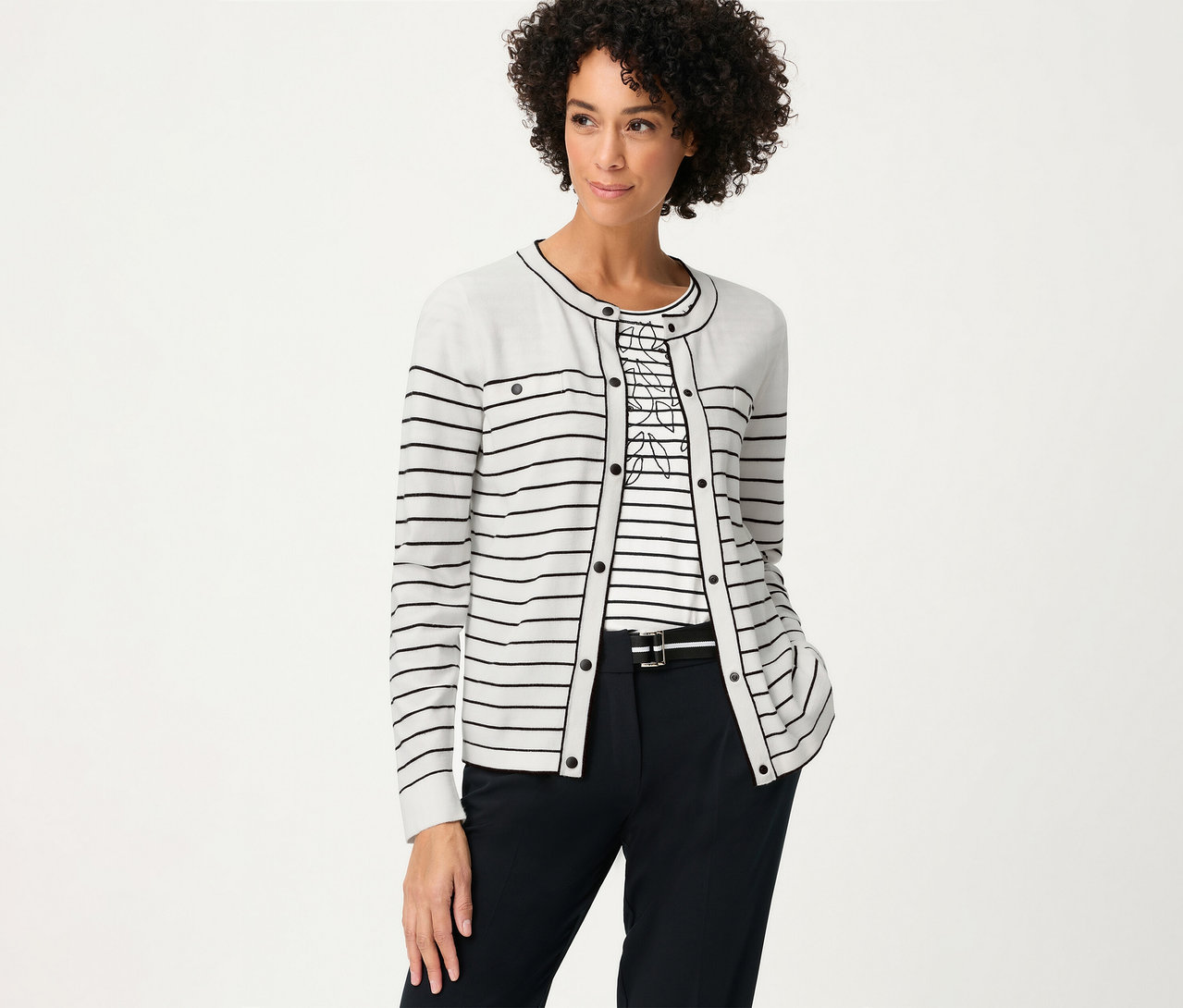 Frau mit gestreiftem Oberteil und Olsen Cardigan »LA«. Sie trägt eine dunkle Hose mit Gürtel.