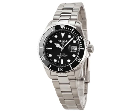 Nahaufnahme einer silbernen Armbanduhr mit schwarzem Zifferblatt und Datumsanzeige.
