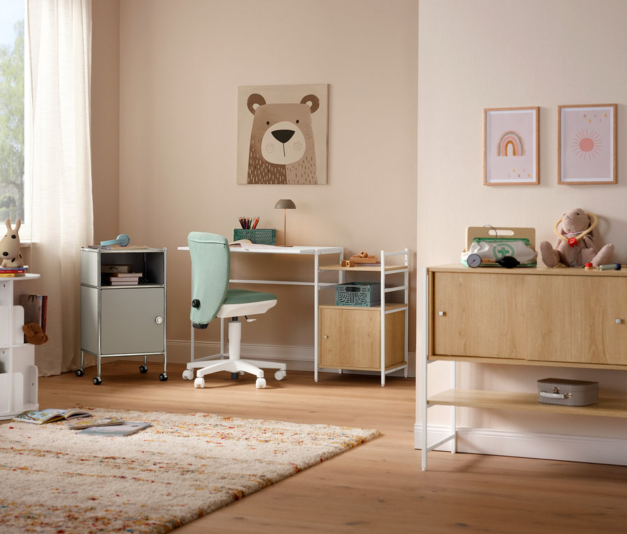 Ein mintfarbener Topstar Sitness »Home S'cool« Stuhl steht vor einem Schreibtisch. Auf dem Boden liegt ein beiger Teppich »Himalaya«.