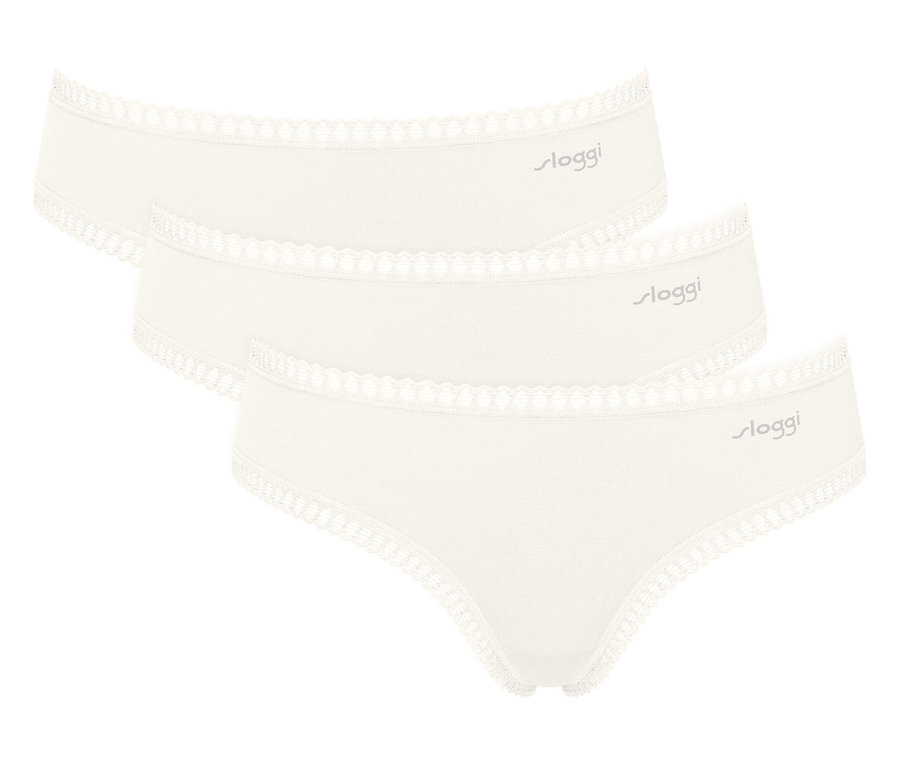 Drei weiße Sloggi Slips mit Spitzenrand liegen übereinander.