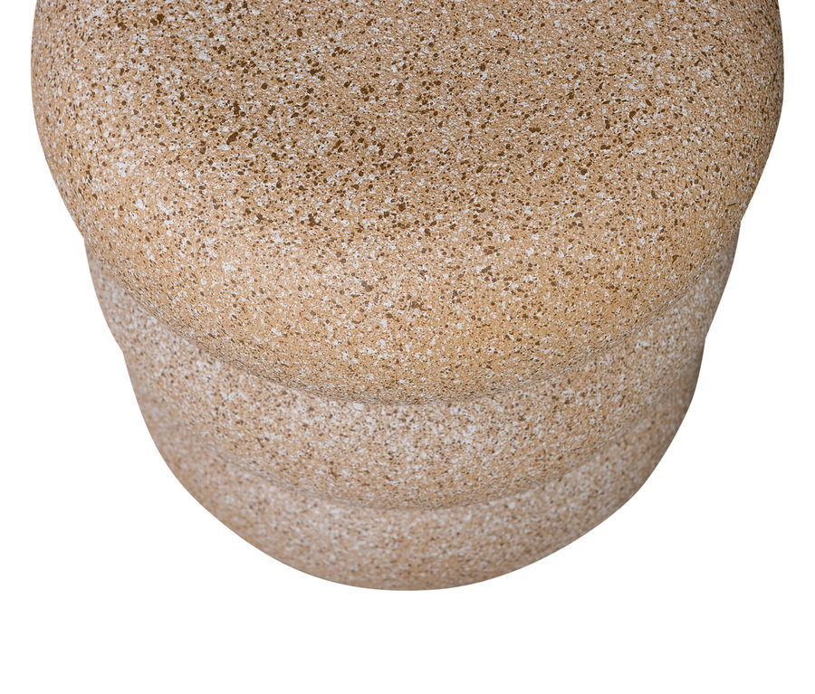 Nahaufnahme eines beige-braun gesprenkelten Keramikgefäßes.