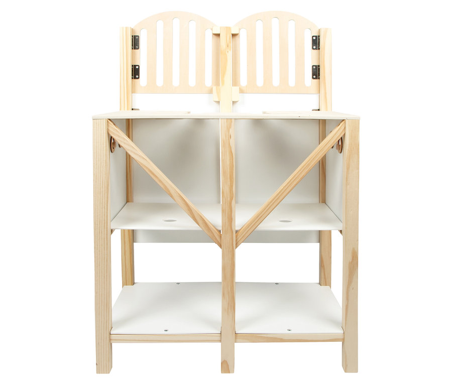 Der small foot Hobby-Horse-Pferdestall aus Holz mit zwei Regalböden und zwei Stalltüren im oberen Bereich.