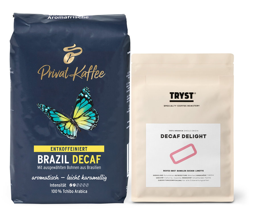 Zwei Kaffeepackungen: Links blaue Packung „Privat Kaffee Brazil Decaf“, rechts helle Packung „Tryst Decaf Delight“.