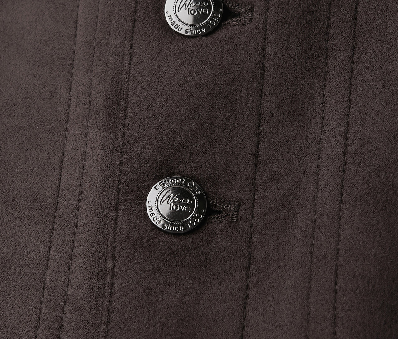 Nahaufnahme eines Street One Veloursrocks mit zwei silberfarbenen Knöpfen.