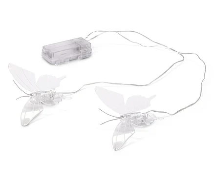 Zwei durchsichtige Schmetterlingslichterkette und eine transparente Batteriebox liegen auf einem weißen Hintergrund.