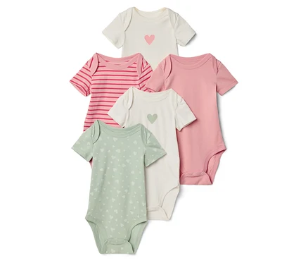 Fünf kurzärmelige Babybodys in verschiedenen Farben und Mustern liegen übereinander.