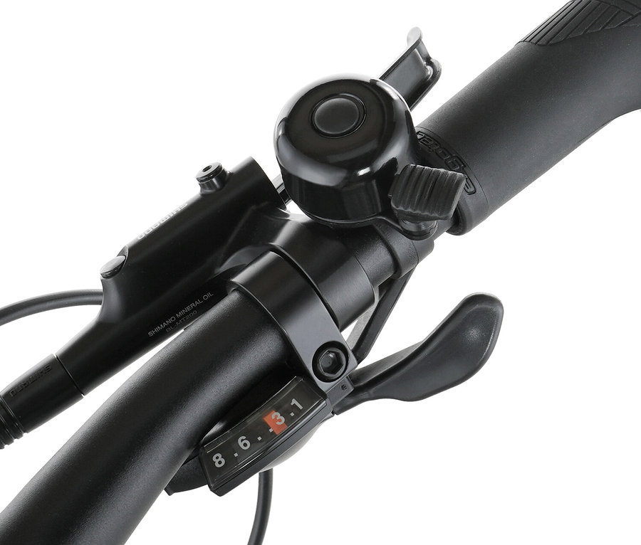 Nahaufnahme des Lenkers eines Fischer Viator 2.1, 50 cm Fahrrads, der eine Klingel, einen Bremshebel und eine Gangschaltung zeigt.
