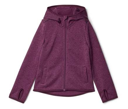 Eine violette Fleecejacke mit Kapuze, Reißverschluss und Daumenlöchern liegt auf einem weißen Hintergrund.