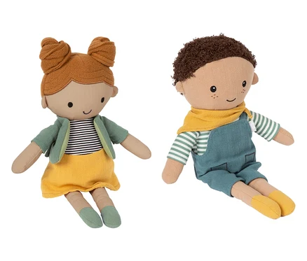 Zwei Stoffpuppen aus dem Stoffpuppen-Set »Maya und Leo«, ein Mädchen und ein Junge, sitzen nebeneinander.