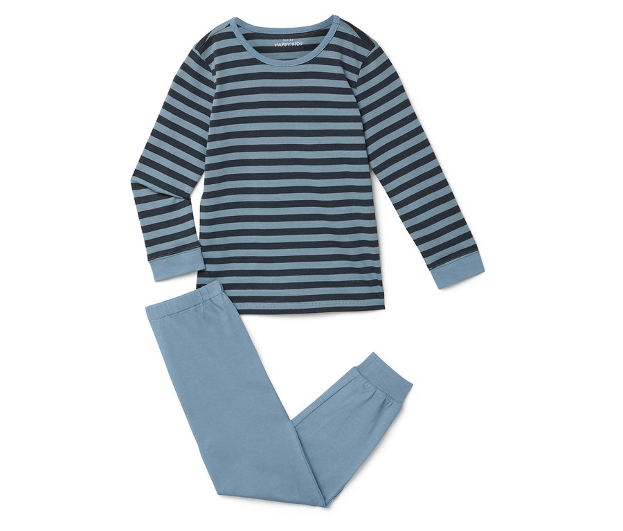 Ein blau gestreifter Schlafanzug liegt auf einem weißen Hintergrund.