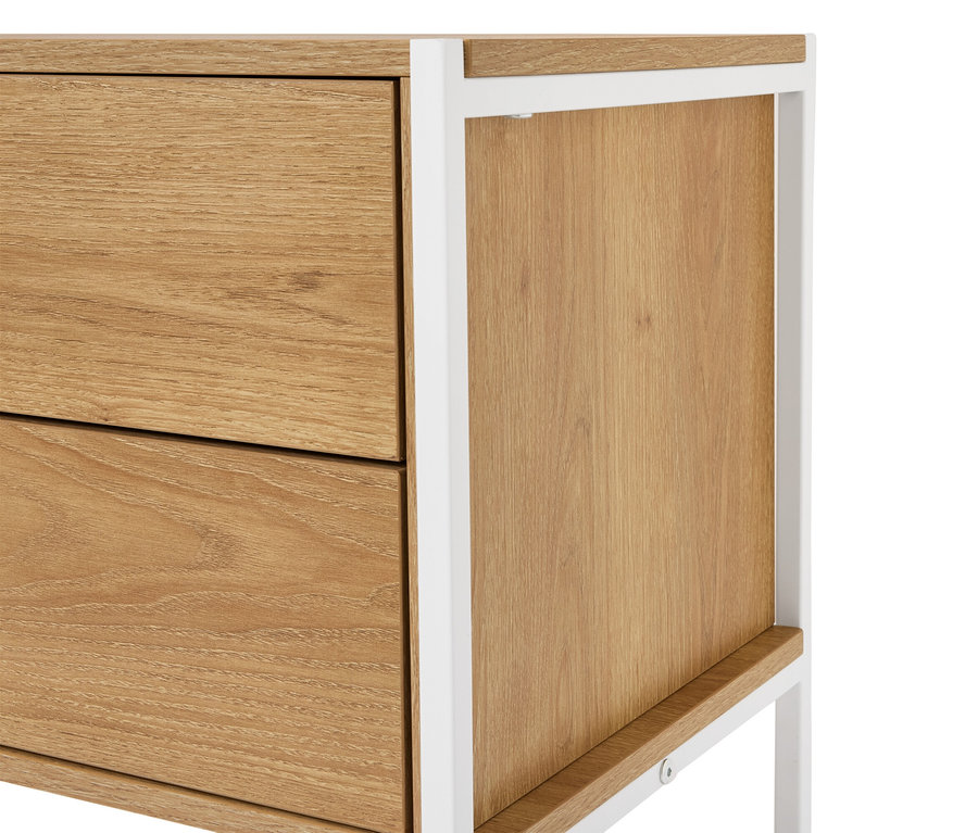 Nahaufnahme eines Holzschranks mit zwei Schubladen und einem weißen Metallrahmen.